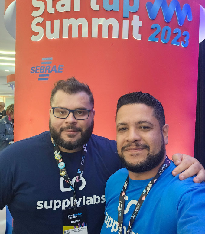 Foto do Diego Cavicchioli e Marcio Godoi, nosso CEO e CTO, no evento Startup Summit usando a camisa da Supplylabs